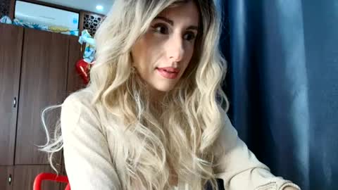 Mia                   Onlyfans link -  online show from 03-10-25, 03:56