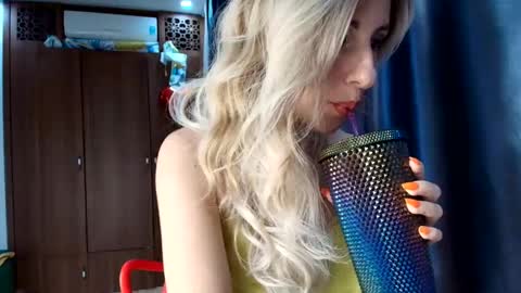 Mia                   Onlyfans link -  online show from 03-10-25, 10:04