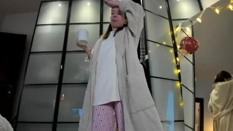 Snapshot of lil_uff chatting on 05-26-26, 06:37 aka princessmaya online show from 05-26-26, 06:37