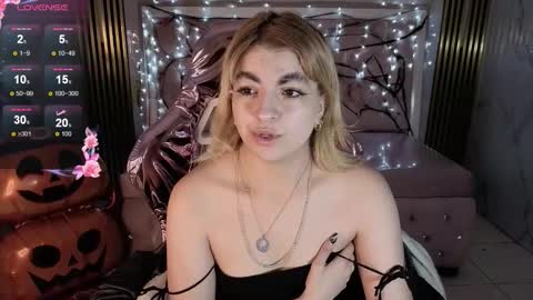 Lili online show from 10-22-25, 03:29