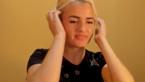 Lili online show from 03-05-26, 06:37