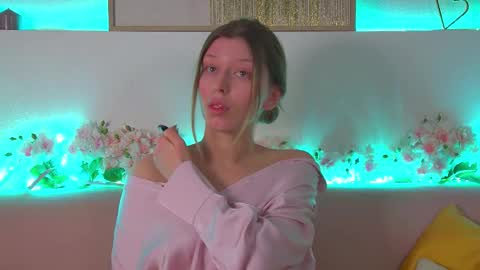 Mia online show from 02-18-25, 06:26