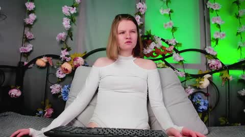 hi guys Im new here Im 18 years oldIve never had sex online show from 01-19-25, 01:22