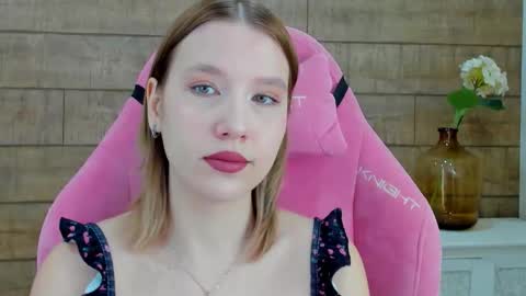 LiliLinn online show from 10-21-25, 04:24