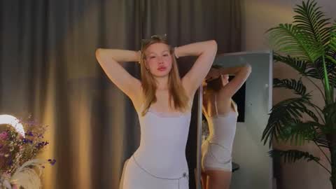 Snapshot of lililok101 chatting on 10-13-25, 02:11 lililok101 online show from 10-13-25, 02:11