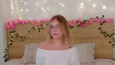 Snapshot of lilith_bonheur chatting on 09-30-25, 12:26 Lilith Bonheur online show from 09-30-25, 12:26
