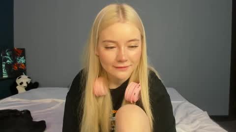 Snapshot of lillie_berry chatting on 05-24-26, 04:28 lillie_berry online show from 05-24-26, 04:28