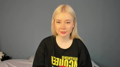 Snapshot of lillie_berry chatting on 05-26-26, 04:30 lillie_berry online show from 05-26-26, 04:30