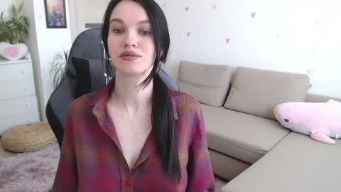 Snapshot of lilliyves chatting on 04-21-26, 09:04 lilliyves online show from 04-21-26, 09:04