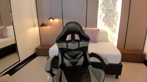 L I L L Y online show from 02-21-26, 12:17