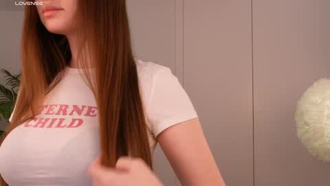 Snapshot of lilly_colins chatting on 01-29-25, 08:04 Lilly Colins online show from 01-29-25, 08:04