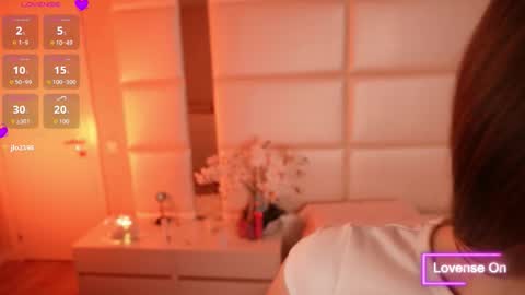 Snapshot of lilly_colins chatting on 10-24-25, 07:10 Lilly Colins online show from 10-24-25, 07:10