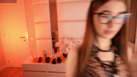 Snapshot of lilly_colins chatting on 10-31-25, 02:40 Lilly Colins online show from 10-31-25, 02:40