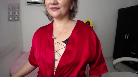 Snapshot of lilly_milf chatting on 12-27-24, 12:12 Lilly online show from 12-27-24, 12:12