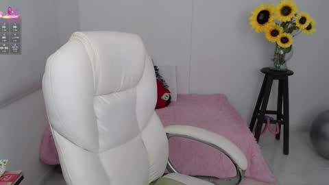 Snapshot of lilly_milf chatting on 09-22-25, 01:24 Lilly online show from 09-22-25, 01:24