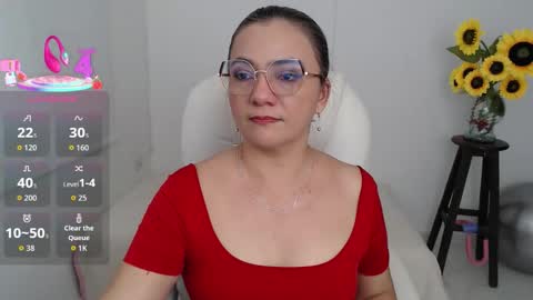 Snapshot of lilly_milf chatting on 10-14-25, 02:29 Lilly online show from 10-14-25, 02:29