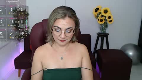 Snapshot of lilly_milf chatting on 05-11-26, 03:51 Lilly online show from 05-11-26, 03:51