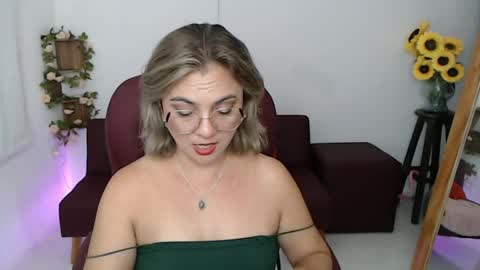 Snapshot of lilly_milf chatting on 05-25-26, 05:41 Lilly online show from 05-25-26, 05:41