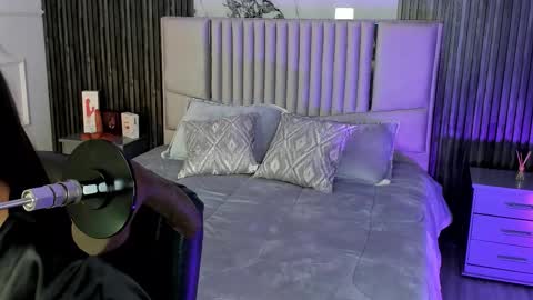 Lilly Ortiz online show from 11-14-25, 08:18