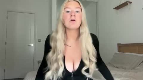 Snapshot of lily_fox01 chatting on 05-16-26, 08:11 Lily fox online show from 05-16-26, 08:11