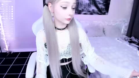 Snapshot of lily_weep chatting on 05-27-26, 11:13 Lily online show from 05-27-26, 11:13