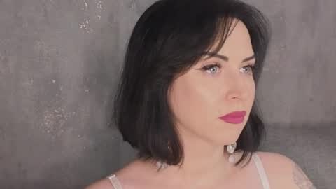 Snapshot of lilyconor chatting on 05-20-26, 11:27 Lily online show from 05-20-26, 11:27