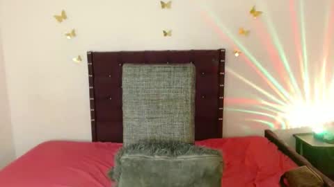 lilyloock1105 online show from 04-19-26, 09:39