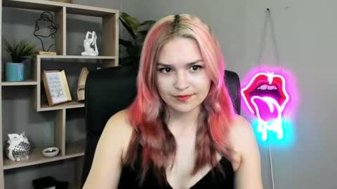 Snapshot of lilysweetxo chatting on 06-21-26, 01:46 Lily online show from 06-21-26, 01:46