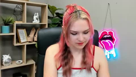Snapshot of lilysweetxo chatting on 06-25-26, 06:40 Lily online show from 06-25-26, 06:40