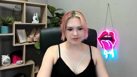 Snapshot of lilysweetxo chatting on 06-28-26, 01:50 Lily online show from 06-28-26, 01:50