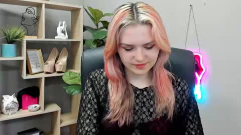 Snapshot of lilysweetxo chatting on 07-04-26, 07:36 Lily online show from 07-04-26, 07:36
