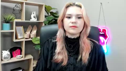 Snapshot of lilysweetxo chatting on 07-06-26, 07:05 Lily online show from 07-06-26, 07:05