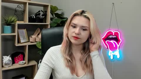 Snapshot of lilysweetxo chatting on 07-14-26, 06:40 Lily online show from 07-14-26, 06:40