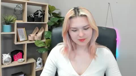 Snapshot of lilysweetxo chatting on 07-14-26, 10:21 Lily online show from 07-14-26, 10:21