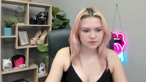 Snapshot of lilysweetxo chatting on 07-16-26, 06:30 Lily online show from 07-16-26, 06:30