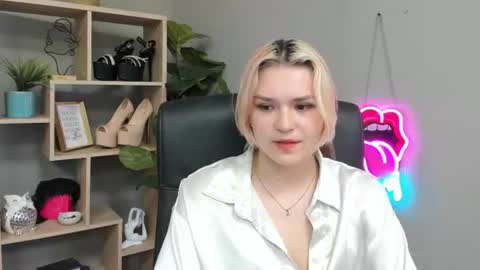 Snapshot of lilysweetxo chatting on 07-22-26, 02:09 Lily online show from 07-22-26, 02:09