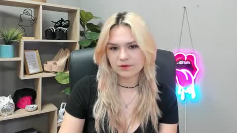 Snapshot of lilysweetxo chatting on 07-24-26, 06:33 Lily online show from 07-24-26, 06:33