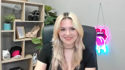 Snapshot of lilysweetxo chatting on 07-28-26, 11:17 Lily online show from 07-28-26, 11:17