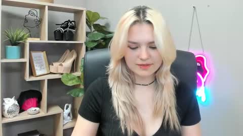Snapshot of lilysweetxo chatting on 07-28-26, 12:48 Lily online show from 07-28-26, 12:48