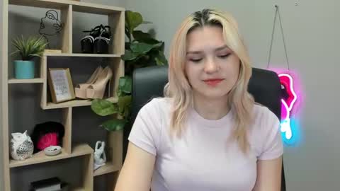 Snapshot of lilysweetxo chatting on 07-31-26, 06:57 Lily online show from 07-31-26, 06:57
