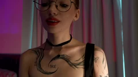 Snapshot of linavelle chatting on 05-15-26, 01:23 LinaVelle online show from 05-15-26, 01:23