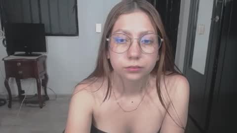 Snapshot of linda_naomi chatting on 04-22-26, 02:36 naomi online show from 04-22-26, 02:36