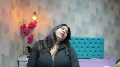 Snapshot of lindabreexlove chatting on 06-30-26, 02:18 online show from 06-30-26, 02:18