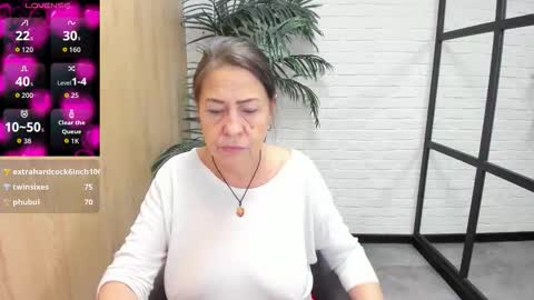 Snapshot of lindahottie chatting on 11-28-25, 05:48 Linda online show from 11-28-25, 05:48