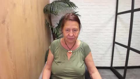 Snapshot of lindahottie chatting on 04-17-26, 05:38 Linda online show from 04-17-26, 05:38