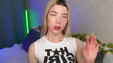 Snapshot of lindathackerr chatting on 05-15-26, 04:30 Linda online show from 05-15-26, 04:30