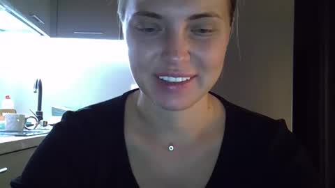 Snapshot of lindsisecret chatting on 09-12-25, 04:07 Anna online show from 09-12-25, 04:07