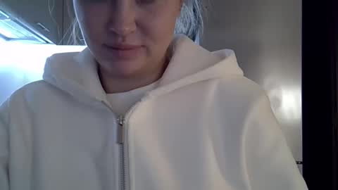 Snapshot of lindsisecret chatting on 10-17-25, 04:09 Anna online show from 10-17-25, 04:09