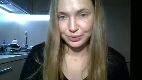 Snapshot of lindsisecret chatting on 11-19-25, 09:26 Anna online show from 11-19-25, 09:26