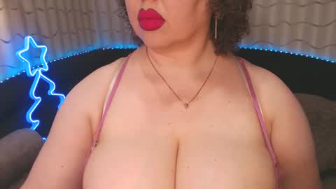 Snapshot of lipsaddiction chatting on 12-26-24, 02:37 LIpsAddiction online show from 12-26-24, 02:37